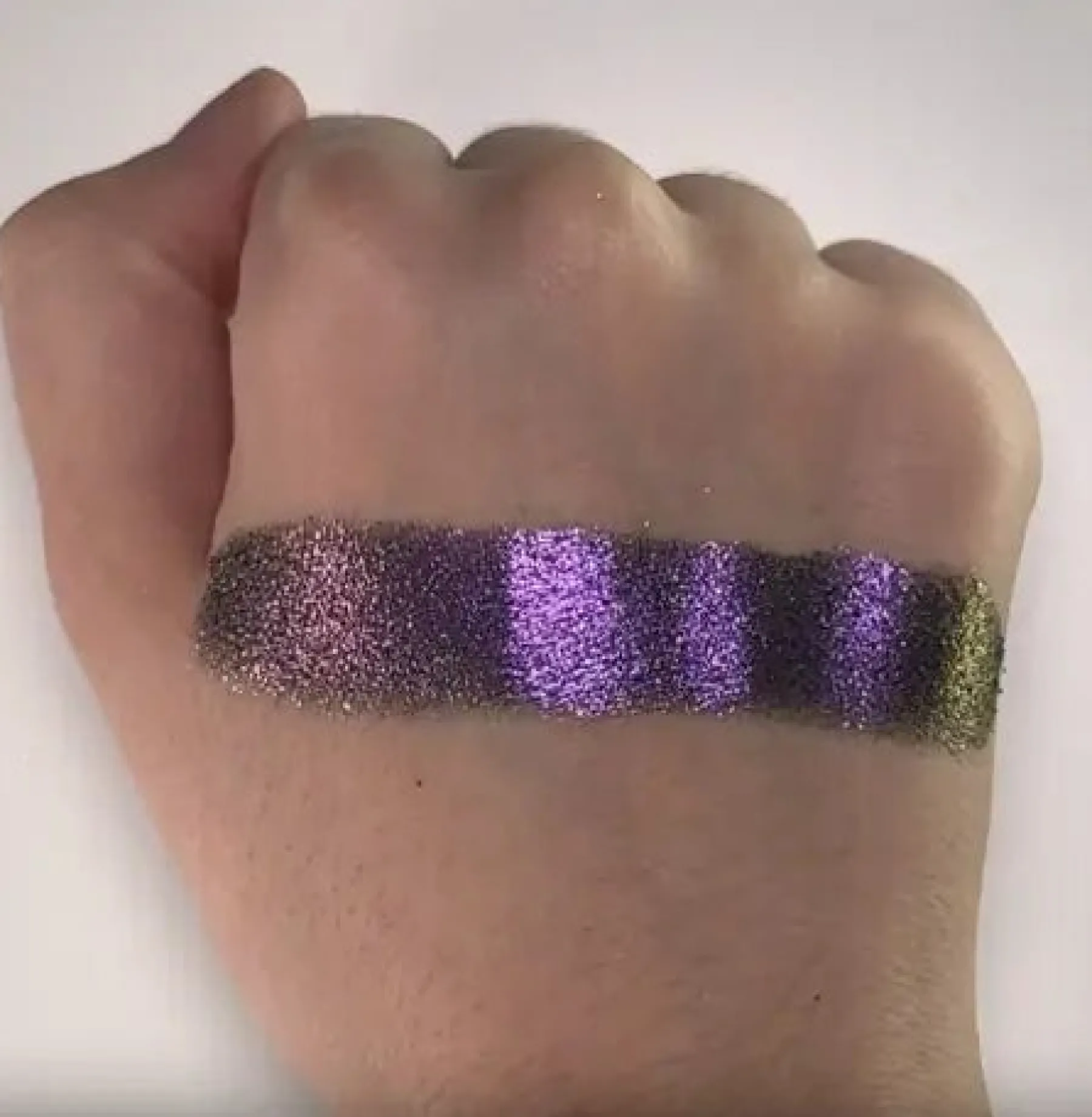Magnetic™ Pressed Chrome Shadow Incantation Lidschatten