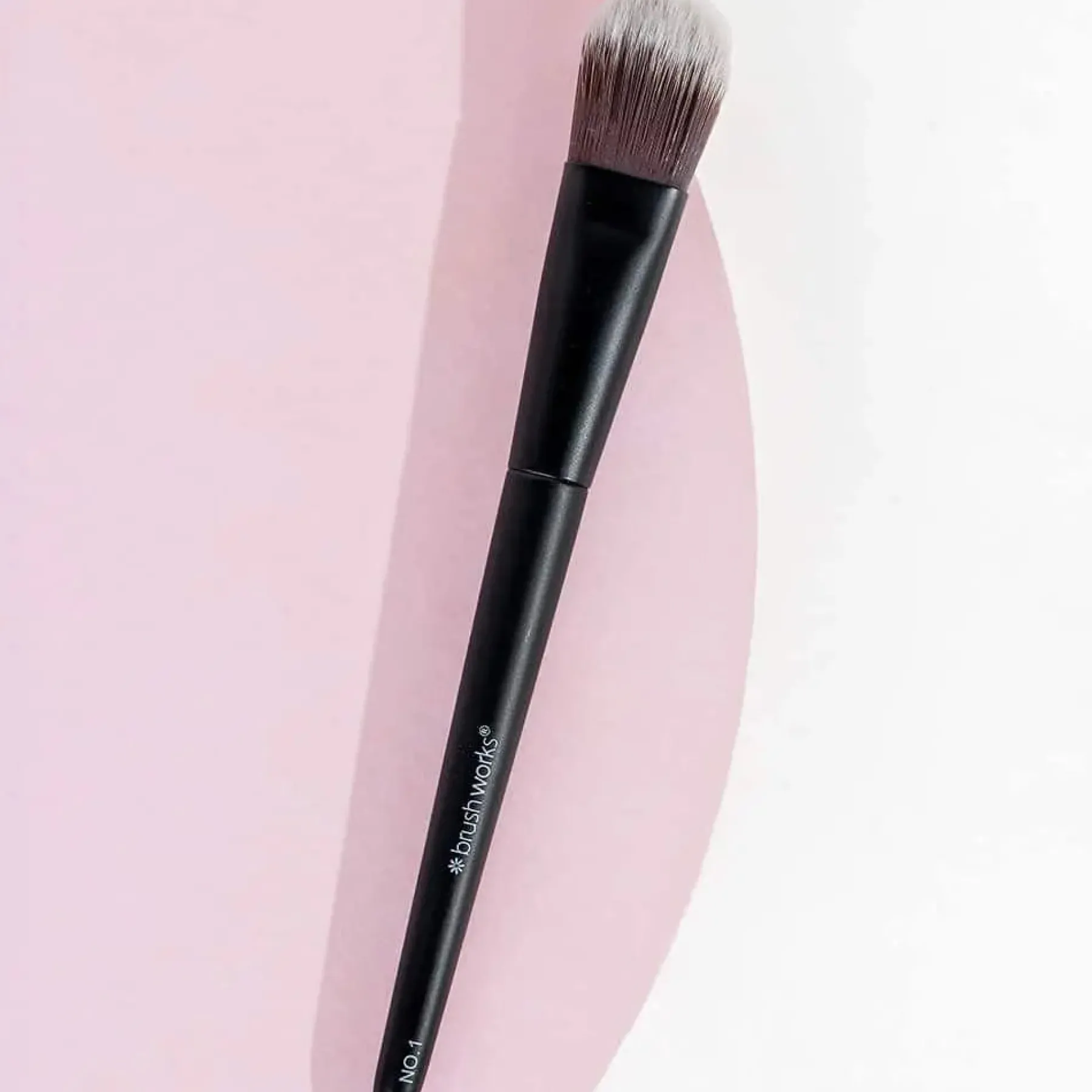Outlet No. 1 Foundation Brush Foundation|Tön Mehr